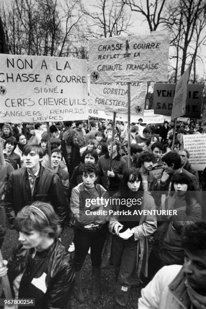 Manifestation contre la Chasse à Courre en forêt de Compiègne le 19 mars 1983, France.