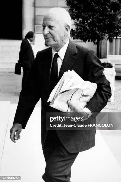 Gaston Deferre arrive à l'Elysée pour un conseil des ministres le 25 juillet 1984, Paris, France.