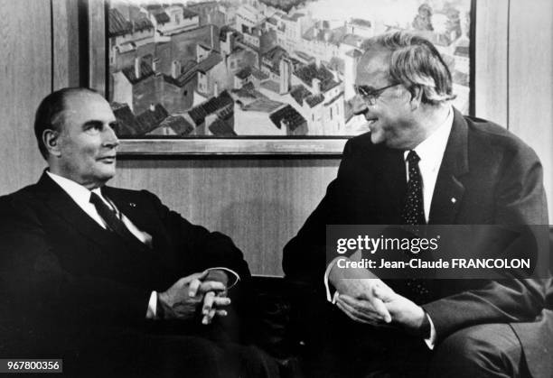 François Mitterrand et le chancelier ouest-allemand Helmut Kohl lors d'un sommet franco-allemand le 22 octobre 1982 à Bonn, Allemagne.