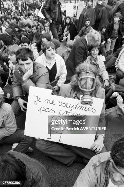 Manifestation pacifiste réclémant la diminution des armements à Paris le 20 mars 1983, France.