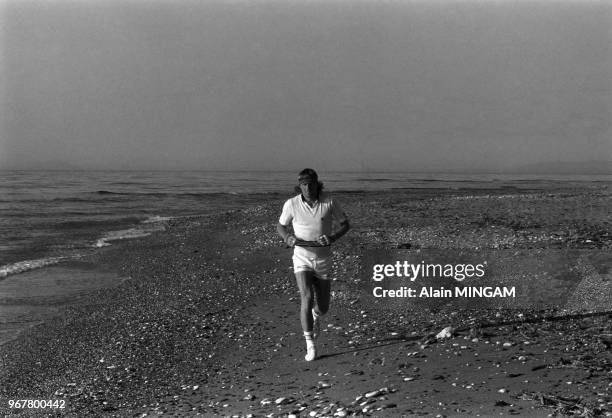 Björn Borg s'entraine sur la plage de Puente Romano le 21 mars 1982, Espagne.