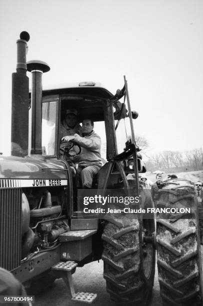 François Mitterrand sur le tracteur dans la ferme du secrétaire d'état américain John Block dans le midwest en mars 1984, Etats-Unis.