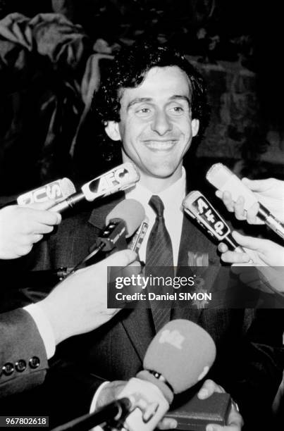 Michel Platini reçoit la Légion d'Honneur à Paris le 29 avril 1985, France.