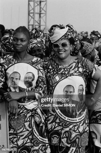 Femmes arborant des robes avec les portraits de François Mitterrand et d'André Kolingba, président centrafricain, à Bangui le 13 décembre 1984,...