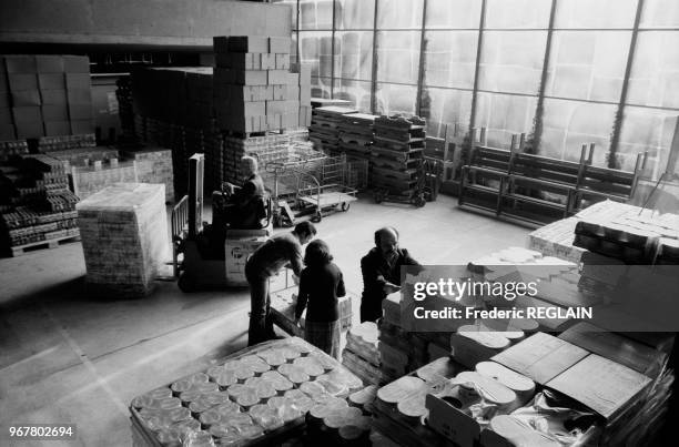 Denrées alimentaires dans entrepot de la 1ère Banque Alimentaire française à Paris dans le 13è arrondissement, le 27 février 1985, France.