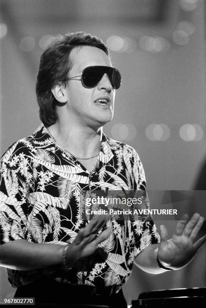 Le chanteur Gilbert Montagné dans une émission de télévision le 18 février 1985 à Paris, France.