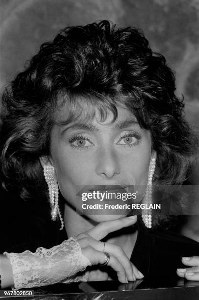 Julie Pietri présente sa gamme de maquillage à Paris le 15 mars 1985, France.