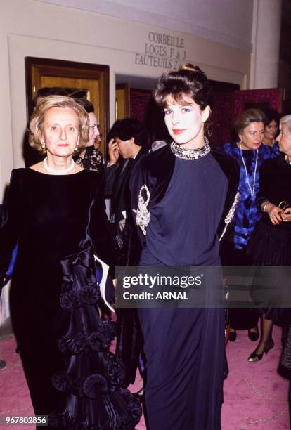 Caroline de Monaco et Bernadette Chirac lors d'un festival de danse à Paris le 26 novembre 1986, France.