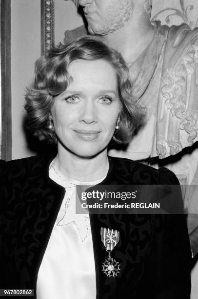 La comédienne suédoise Liv Ullmann décorée le 20 février 1985 à Paris, France.