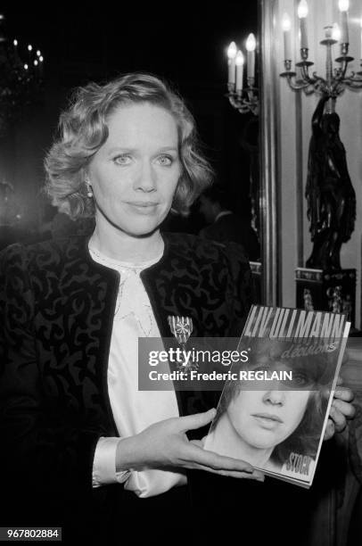 La comédienne suédoise Liv Ullmann reçoit une décoration et présente son livre le 20 février 1985 à Paris, France.