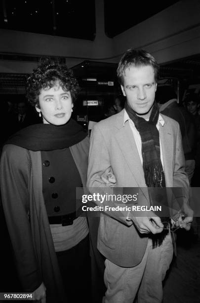 Dayle Haddon et Christophe Lambert lors d'une première le 18 décembre 1984 à Paris, France.