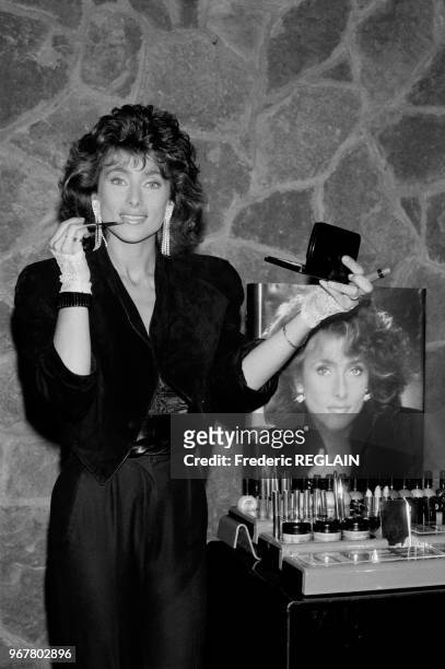 Julie Pietri présente sa gamme de maquillage à Paris le 15 mars 1985, France.