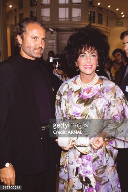 Gianni Versace et Elizabeth Taylor lors d'un défilé du couturier à Paris le 14 juin 1991, France.