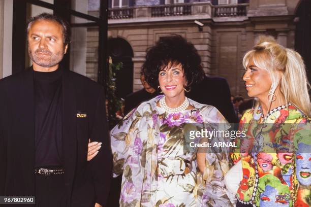 Gianni Versace et Elizabeth Taylor lors d'un défilé du couturier à Paris le 14 juin 1991, France.