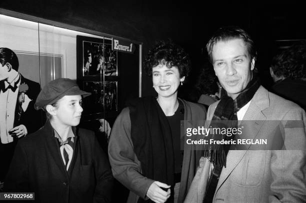 Charlotte Gainsbourg, Dayle Haddon et Christophe Lambert lors d'une première le 18 décembre 1984 à Paris, France.