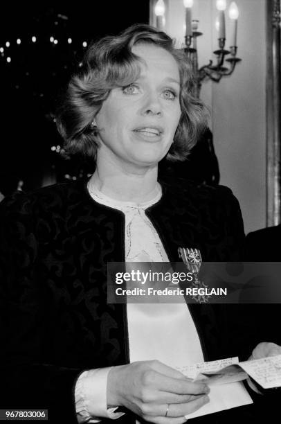 La comédienne suédoise Liv Ullmann décorée le 20 février 1985 à Paris, France.