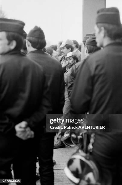 Pendant l'occupation de l'usine Citroën d'Aulnay-sous-Bois lors d'une grève le 13 mai 1984, France.