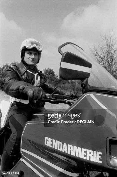 Motards de la Gendarmerie Nationale à l'école de Fontainebleau le 19 mars 1985, France.