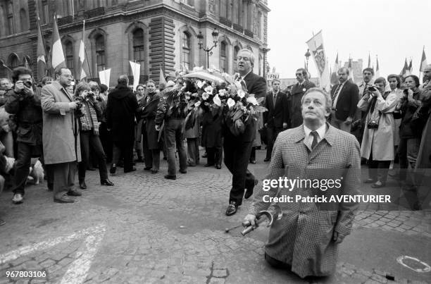 Un membre du Front National prie lors du dépot d'une gerbe par Jean-Marie Le Pen pendant la Fête de Jeanne D'Arc à Paris le 13 mai 1984, France.