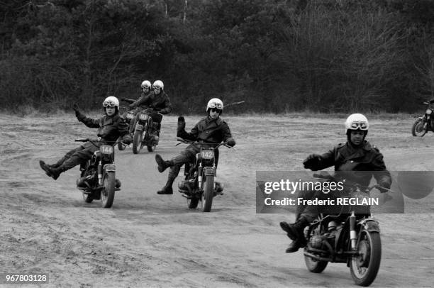 Motards de la Gendarmerie Nationale lors d'un entrainement à l'école de Fontainebleau le 19 mars 1985, France.