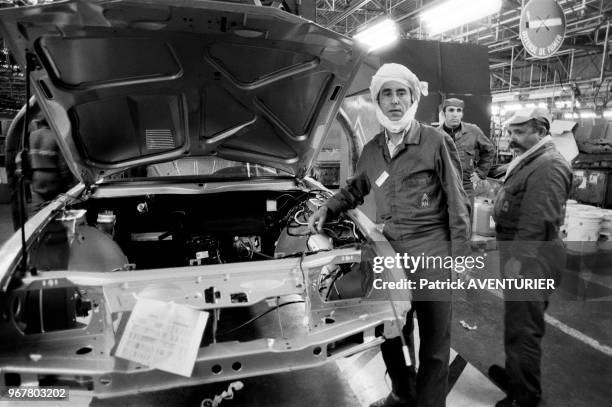 Ouvriers sur'une chaîne de montage pendant l'occupation de l'usine Citroën d'Aulnay-sous-Bois lors d'une grève le 14 mai 1984, France.