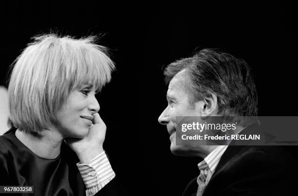 Jean Piat et Mireille Darc dans la pièce 'Chapitre II' le 14 janvier 1985 à Paris, France.