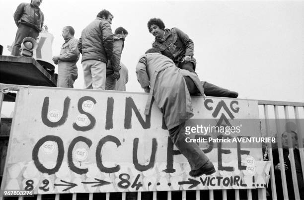 Ouvriers lors d'une manifestation inter-syndacle lors de l'occupation de l'usine Citroën d'Aulnay-sous-Bois pendant une grève le 16 mai 1984, France.