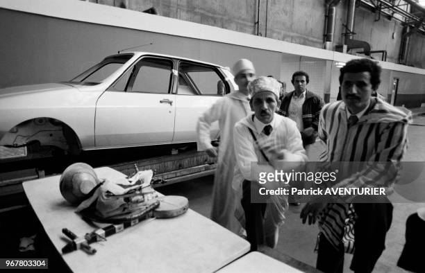 Ouvriers près d'une chaîne de montage lors de l'occupation de l'usine Citroën d'Aulnay-sous-Bois pendant une grève le 18 mai 1984, France.