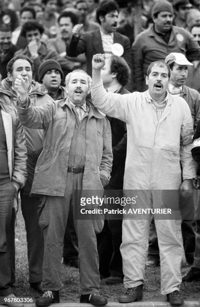 Ouvriers lors d'une manifestation inter-syndacle lors de l'occupation de l'usine Citroën d'Aulnay-sous-Bois pendant une grève le 16 mai 1984, France.