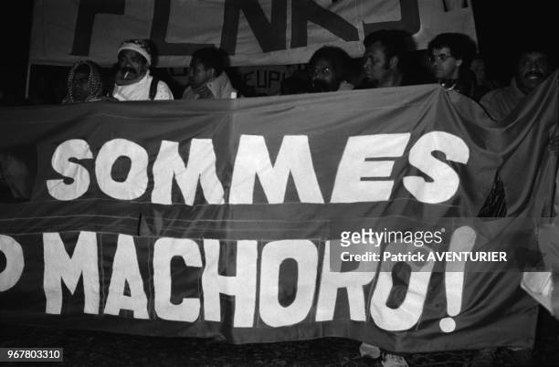 Personnes manifestent pour apporter leur soutien au peuple canaque après la mort d'Eloi Machoro, leader du FLNKS, le 14 janvier 1985 à Paris, France.