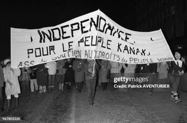 Personnes manifestent pour apporter leur soutien au peuple canaque le 14 janvier 1985 à Paris, France.