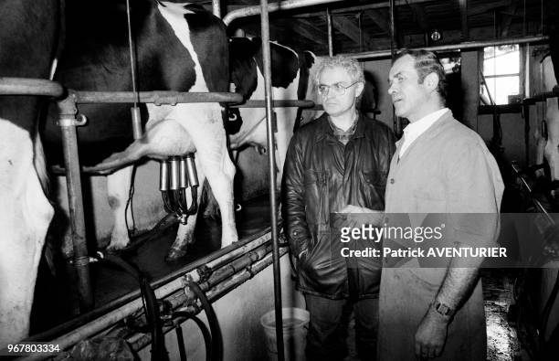 Lionel Jospin dans l'exploitation agricole d'un éleveur près de Nantes lors de la campagne pour les élections européennes le 17 mai 1984, France.