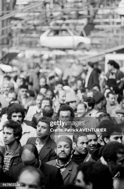 Ouvriers lors d'un meeting à l'usine Citroën d'Aulnay-sous-Bois pendant une grève le 18 mai 1984, France.