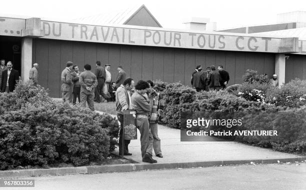 Ouvriers lors de l'occupation de l'usine Citroën d'Aulnay-sous-Bois pendant une grève le 17 mai 1984, France.