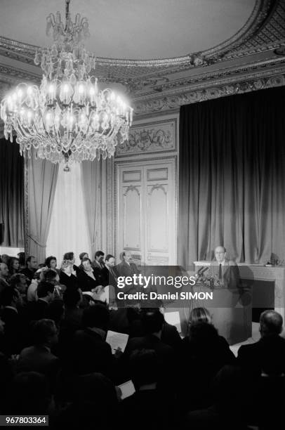 Valéry Giscard d'Estaing devant les journalistes lors d'une conférence de presse le 21 janvier 1985 à Paris, France.