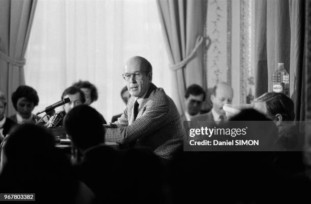 Valéry Giscard d'Estaing entouré de journalistes lors d'une conférence de presse le 21 janvier 1985 à Paris, France.