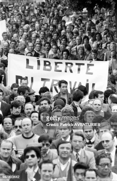Ouvriers lors d'un meeting à l'usine Citroën d'Aulnay-sous-Bois pendant une grève le 18 mai 1984, France.