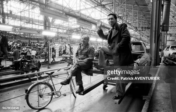 Ouvriers près d'une chaîne de montage lors de l'occupation de l'usine Citroën d'Aulnay-sous-Bois pendant une grève le 18 mai 1984, France.
