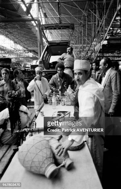 Moment de détentes pour les ouvriers près d'une chaîne de montage lors de l'occupation de l'usine Citroën d'Aulnay-sous-Bois pendant une grève le 18...