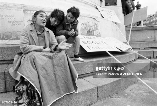 Une mère tzigane et ses enfants lors d'un manifestation de gens du voyage Place de la République à Paris le 26 novembre 1982, France.