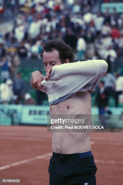 John McEnroe pendant les internationaux de tennis de Roland-Garros le 28 mai 1985 à Paris, France.