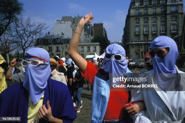 Femmes aux visages dissimulés lors de la manifestation des prostituées le 16 avril 1985 à Paris, France.