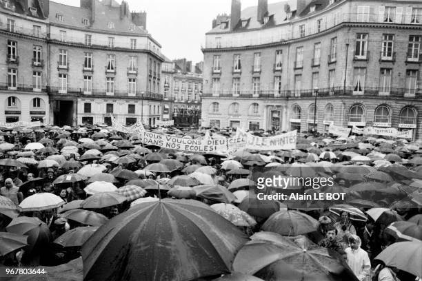 Manifestation pour l'école libre à Nantes le 23 mai 1984, France.