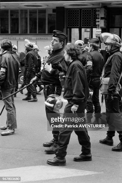 Forces de l'ordre lors d'une manifestation contre le projet de réforme de l'enseignement supérieur à Paris le 24 mai 1983, France.