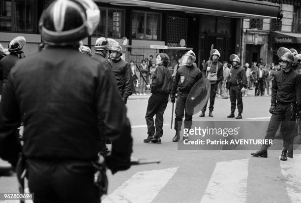 Forces de l'ordre lors d'une manifestation contre le projet de réforme de l'enseignement supérieur à Paris le 24 mai 1983, France.
