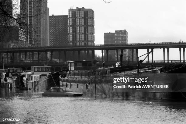 Voiture noyée près de péniches pendant une crue de la Seine le 21 décembre 1982 à Paris, France.