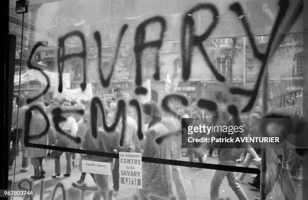 Graffiti sur une vitrine contre le projet de réforme de l'enseignement supérieur lors d'une manifestation à Paris le 24 mai 1983, France.