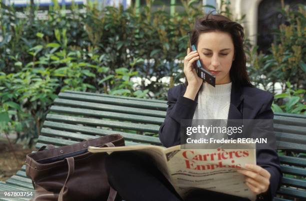 Jeune femme avec un téléphone portable "Bibop" le 27 avril 1993 en France.