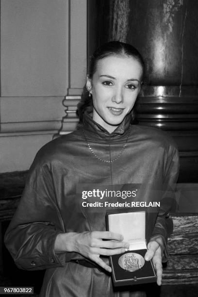 La danseuse Sylvie Guillem avec la médaille du prix Carpeaux le 29 janvier 1985 à Paris, France.