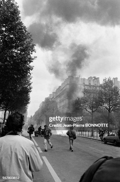 Affrontements en marge de la manifestation contre le projet de loi 'Savary' à Paris le 24 mai 1983, France.
